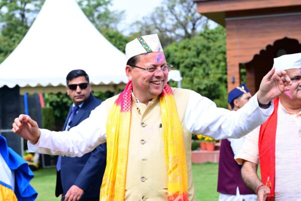 Dehradun: सीएम आवास में रंग-बिरंगी होली की धूम, कुमाऊंनी गीतों पर थिरके धामी