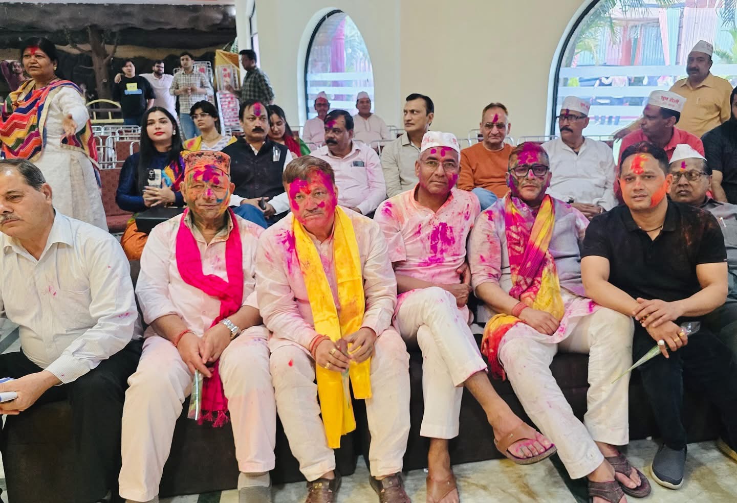 Haldwani: हल्द्वानी प्रेस क्लब में फूलों की होली, रंगों में सराबोर हुए सदस्य