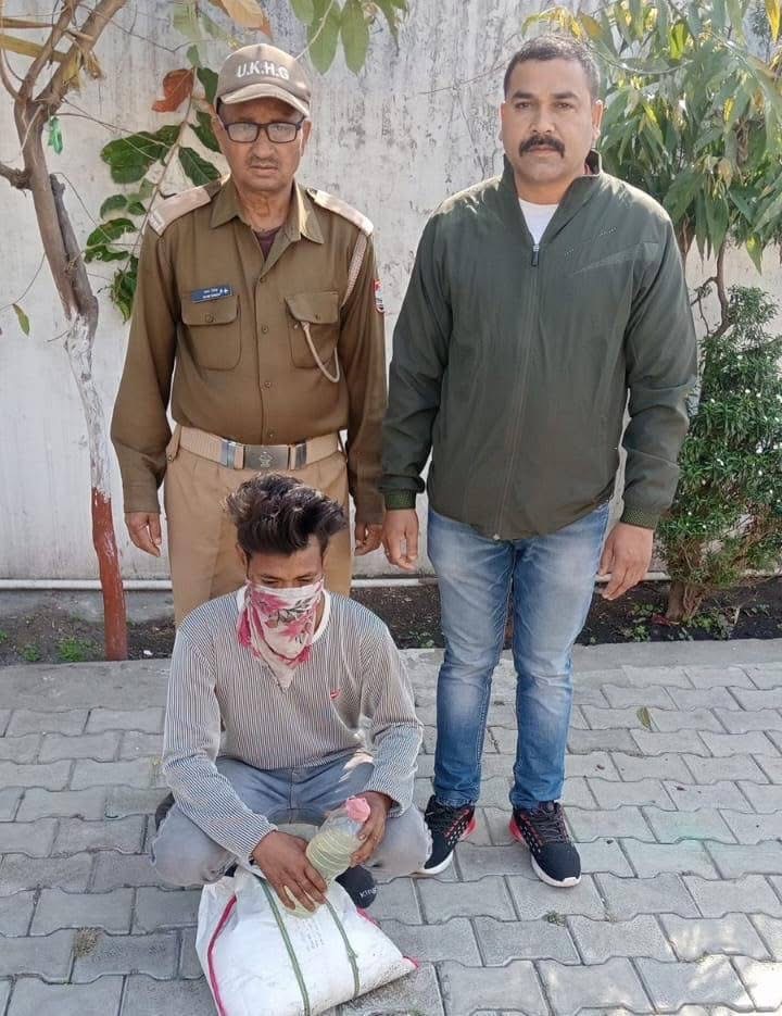Nainital: कालाढूंगी और लालकुआं पुलिस ने अवैध स्मैक और शराब के साथ दो तस्करों को किया गिरफ्तार
