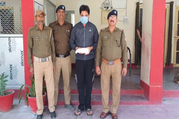 Ramnagar: रामनगर में सोशल मीडिया पर तमंचा लहराना युवक को पड़ा भारी, पुलिस ने किया गिरफ्तार