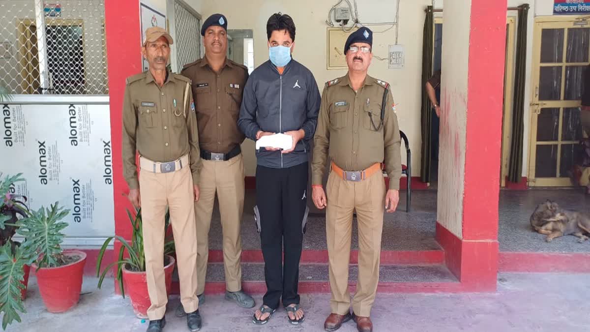 Ramnagar: रामनगर में सोशल मीडिया पर तमंचा लहराना युवक को पड़ा भारी, पुलिस ने किया गिरफ्तार