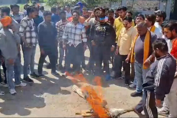 Haridwar: हरिद्वार में BJP जिलाध्यक्ष के खिलाफ बजरंग दल का हंगामा, पुतला दहन और गंभीर आरोप
