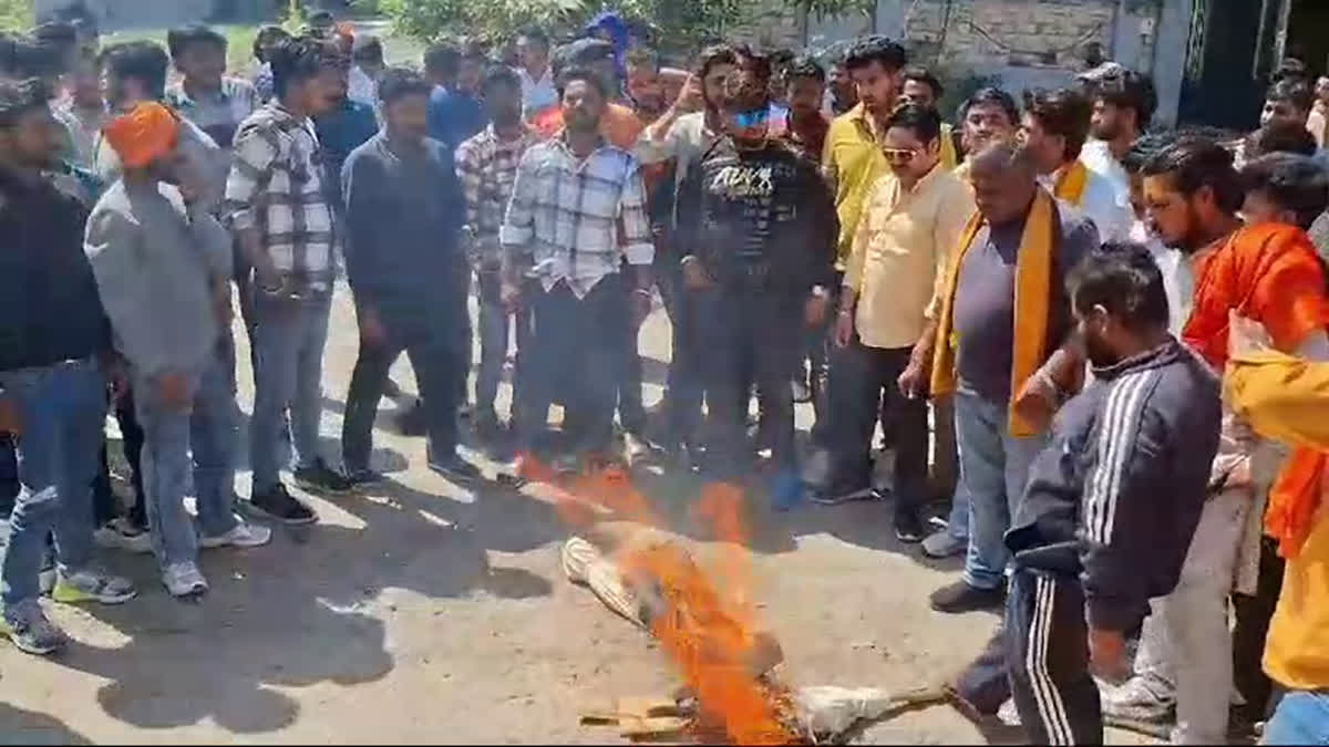 Haridwar: हरिद्वार में BJP जिलाध्यक्ष के खिलाफ बजरंग दल का हंगामा, पुतला दहन और गंभीर आरोप