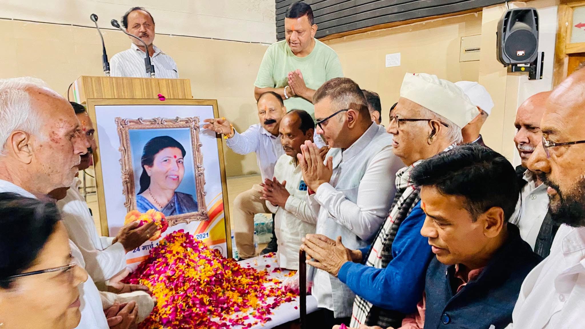 Haldwani: स्व. डॉ. इंदिरा हृदयेश की जयंती पर वयोवृद्ध कांग्रेसियों का सम्मान