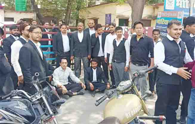 Haldwani: हल्द्वानी में अधिवक्ता पर हमला,वकीलों ने पुलिस चौकी का किया घेराव