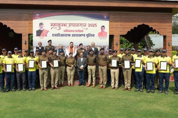 Dehradun: महाकुंभ प्रयागराज ड्यूटी से लौटे एसडीआरएफ जवानों का सम्मान, मुख्यमंत्री ने दिया 5 लाख का पुरस्कार