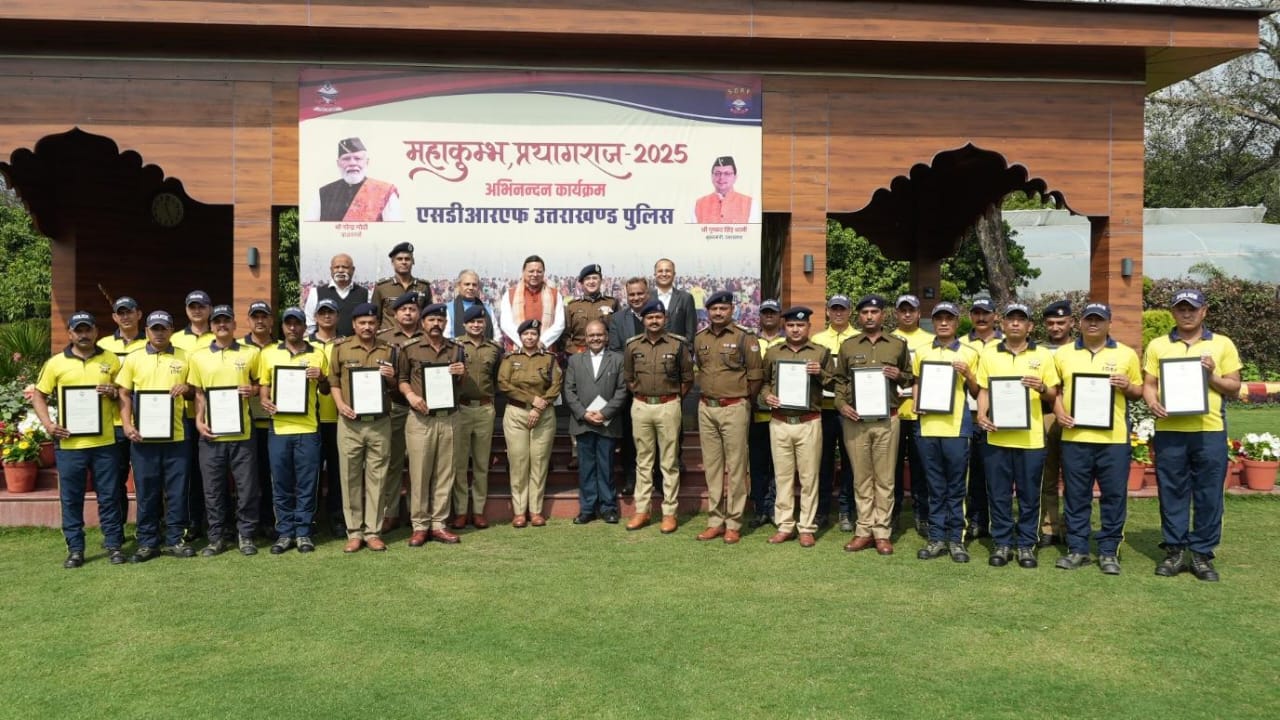 Dehradun: महाकुंभ प्रयागराज ड्यूटी से लौटे एसडीआरएफ जवानों का सम्मान, मुख्यमंत्री ने दिया 5 लाख का पुरस्कार