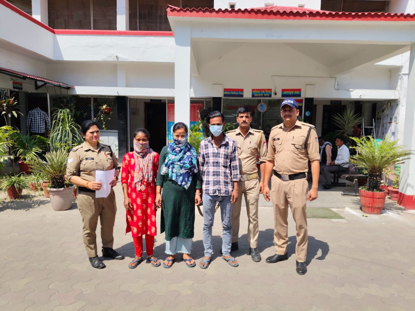 Nainital: नैनीताल पुलिस की बड़ी कार्रवाई, 4 नशा तस्कर गिरफ्तार, भारी मात्रा में नशीला पदार्थ बरामद