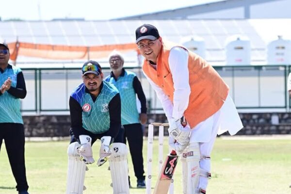 Dehradun: मुख्यमंत्री धामी ने क्रिकेट खेलकर किया टूर्नामेंट का शुभारंभ, प्रेस क्लब को दिए 5 लाख रुपए