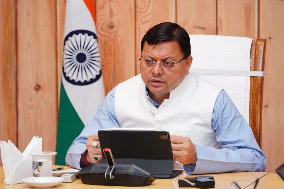 Dehradun: मुख्यमंत्री धामी ने अधिकारियों को दिए सख्त निर्देश,जन समस्याओं के समाधान में बरतें तेजी, 15 दिन में सड़कों को करें गड्ढा मुक्त