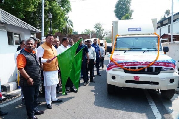 Dehradun: उत्तराखंड के सरकारी स्कूलों को मुख्यमंत्री धामी की सौगात, 9 नई मोबाइल साइंस लैब्स रवाना