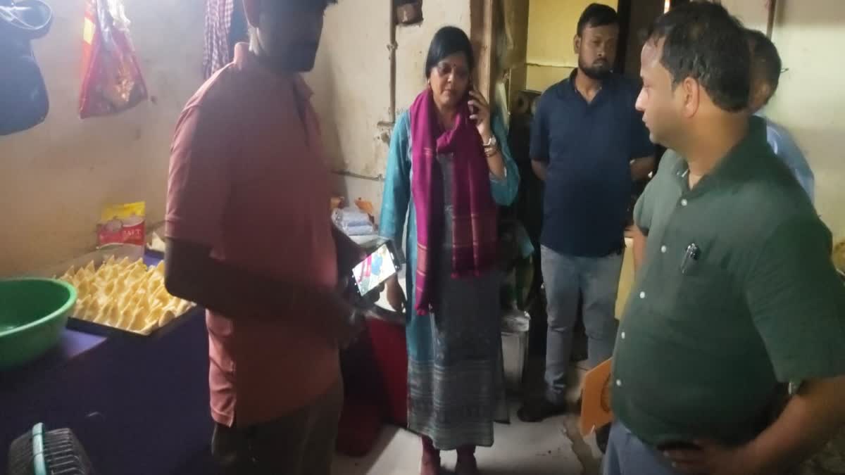 Haldwani: हल्द्वानी में मिठाई की दुकानों में गंदगी मिली, चूहे-तिलचट्टे रेंगते देख प्रशासन सख्त, तीन दुकानों का लाइसेंस निलंबित