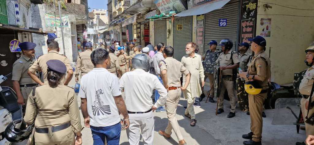 Haldwani: हल्द्वानी में अवैध मदरसों पर प्रशासन की बड़ी कार्रवाई, बनभूलपुरा में चला अभियान