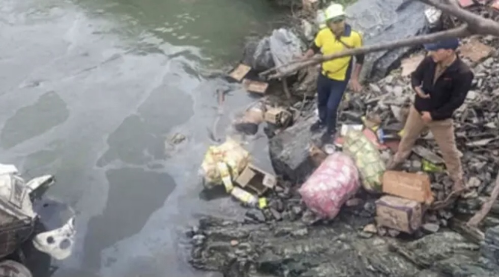 Uttarkashi: उत्तरकाशी में दर्दनाक सड़क हादसा,पिकअप वाहन गहरी खाई में गिरा, तीन लोगों की मौके पर मौत