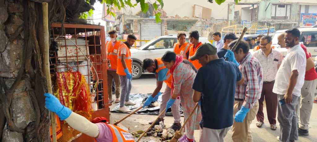 Haldwani: मानसून से पहले नगर आयुक्त ऋचा सिंह ने झाड़ू उठाकर शुरू किया स्वच्छता अभियान