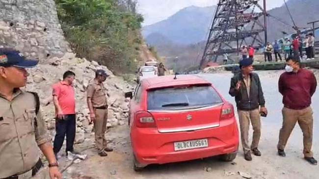 Rudraprayag: रुद्रप्रयाग में बंद कार से अज्ञात शव बरामद, इलाके में फैली सनसनी
