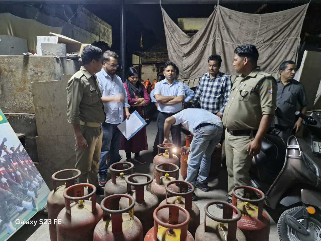 Haldwani: एसडीएम और नगर आयुक्त ने उजाला नगर में अवैध गैस रिफिलिंग का किया भंडाफोड़, छापेमारी में 18 सिलेंडर जब्त