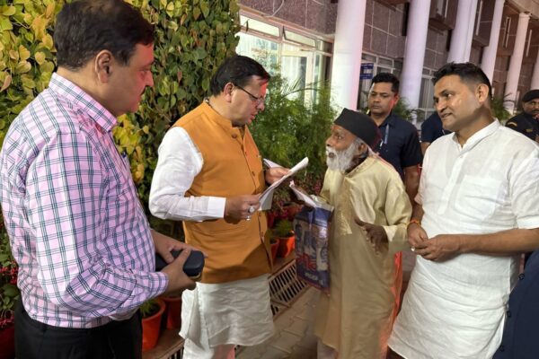 Dehradun: मुख्यमंत्री पुष्कर सिंह धामी ने दिखाई संवेदनशीलता, देर रात सुनी आमजन की पीड़ा