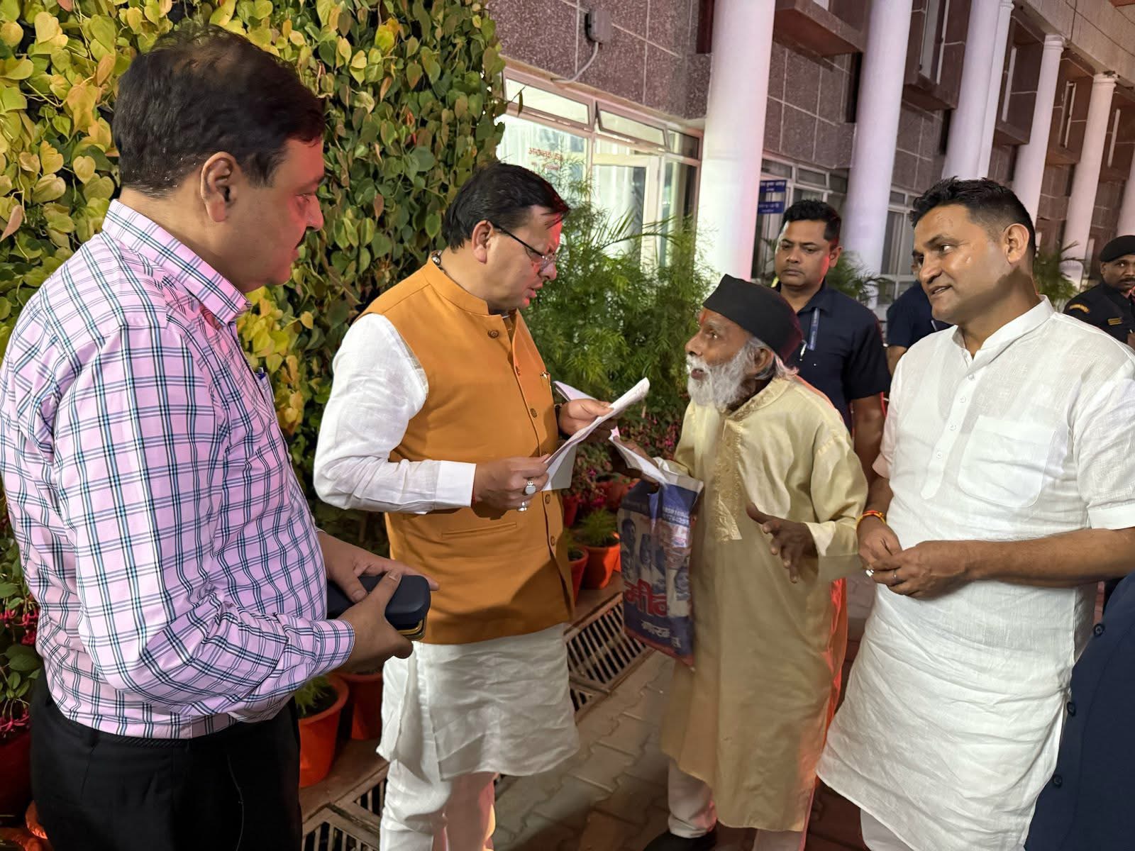 Dehradun: मुख्यमंत्री पुष्कर सिंह धामी ने दिखाई संवेदनशीलता, देर रात सुनी आमजन की पीड़ा