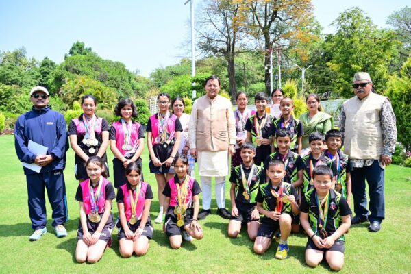 Dehradun: मुख्यमंत्री धामी से मिले टेबल टेनिस खिलाड़ी, खिलाड़ियों को दिया प्रोत्साहन और शुभकामनाएं