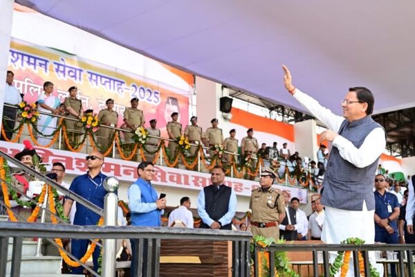 Dehradun: मुख्यमंत्री धामी ने अग्निशमन सेवा सप्ताह के कार्यक्रम में शिरकत की, 20 नए फायर टेंडरों को दिखाई हरी झंडी