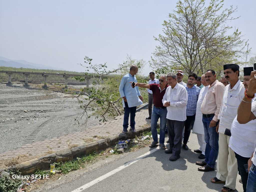Haldwani: हरीश रावत ने गौलापुल के पास क्षतिग्रस्त सड़क का किया औचक निरीक्षण, बरसात से पहले मरम्मत नहीं होने पर जताई चिंता