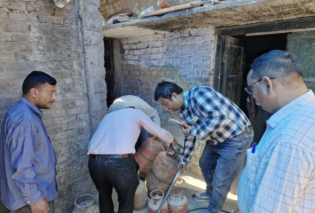 Haldwani: हल्द्वानी में अवैध गैस रिफिलिंग का भंडाफोड़, पूर्ति विभाग की छापेमारी में आरोपी फरार