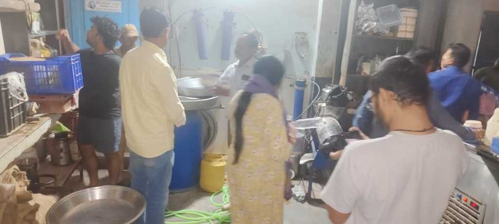 Haldwani: मंगल पड़ाव में अवैध चाऊमीन और सॉस फैक्ट्री पर छापा, भारी गंदगी और मिलावट उजागर