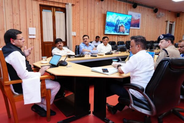 Dehradun: मुख्यमंत्री धामी ने प्रदेश में अवैध रूप से रह रहे पाक नागरिकों की पहचान कर तत्काल निष्कासन की कार्रवाई शुरू करने के दिए निर्देश