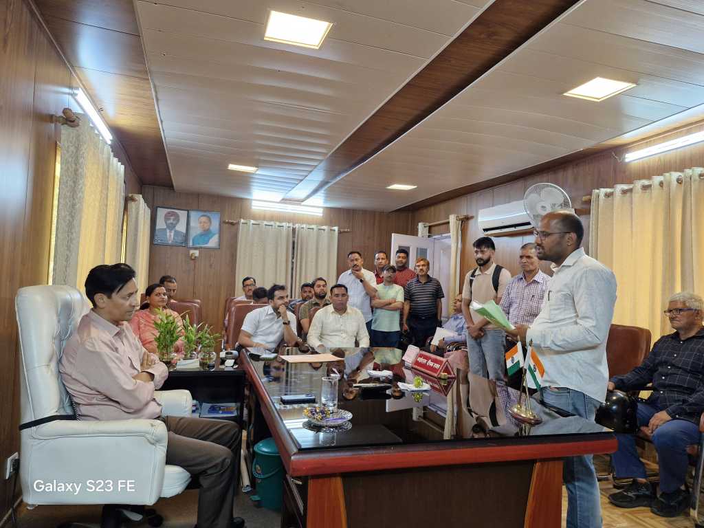 Haldwani: कमिश्नर दीपक रावत ने जनता दरबार में सुनीं समस्याएं, अतिक्रमण और लैंड फ्रॉड पर दिए सख्त निर्देश