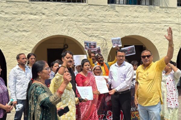 Nainital: 12 वर्षीय मासूम से दुष्कर्म के विरोध में जन आक्रोश रैली, हेल्पिंग हैंड ट्रस्ट ने ज्ञापन सौंपा