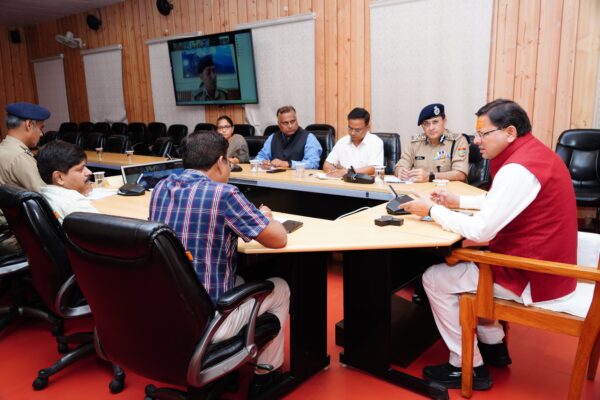Dehradun: मुख्यमंत्री धामी ने कानून व्यवस्था पर सख्त रुख अपनाया, अपराधियों पर कड़ी कार्रवाई के निर्देश