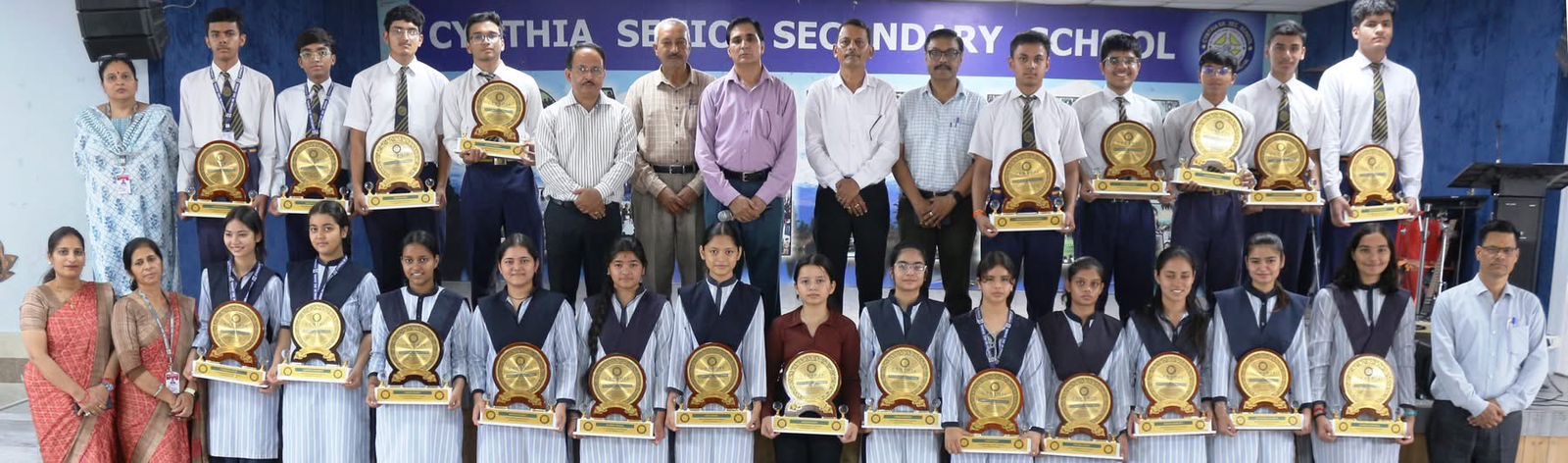 CBSE टॉपर्स 2025 को हल्द्वानी के सिंथिया स्कूल में सम्मानित किया गया