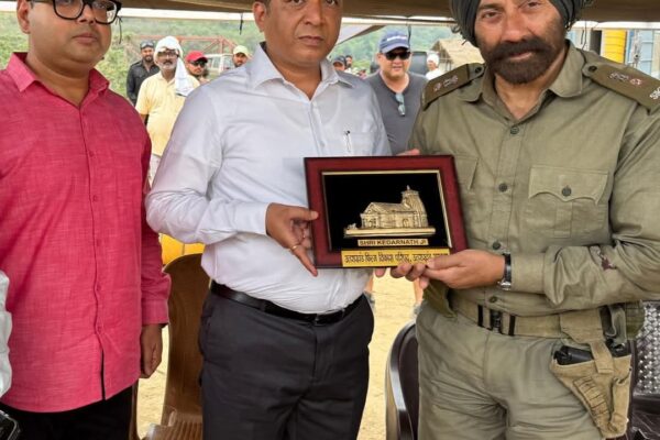 Dehradun: बॉर्डर 2 के सेट पर सनी देओल से मिले उत्तराखंड फिल्म विकास परिषद के सीईओ बंशीधर तिवारी, फिल्म नीति पर हुई चर्चा