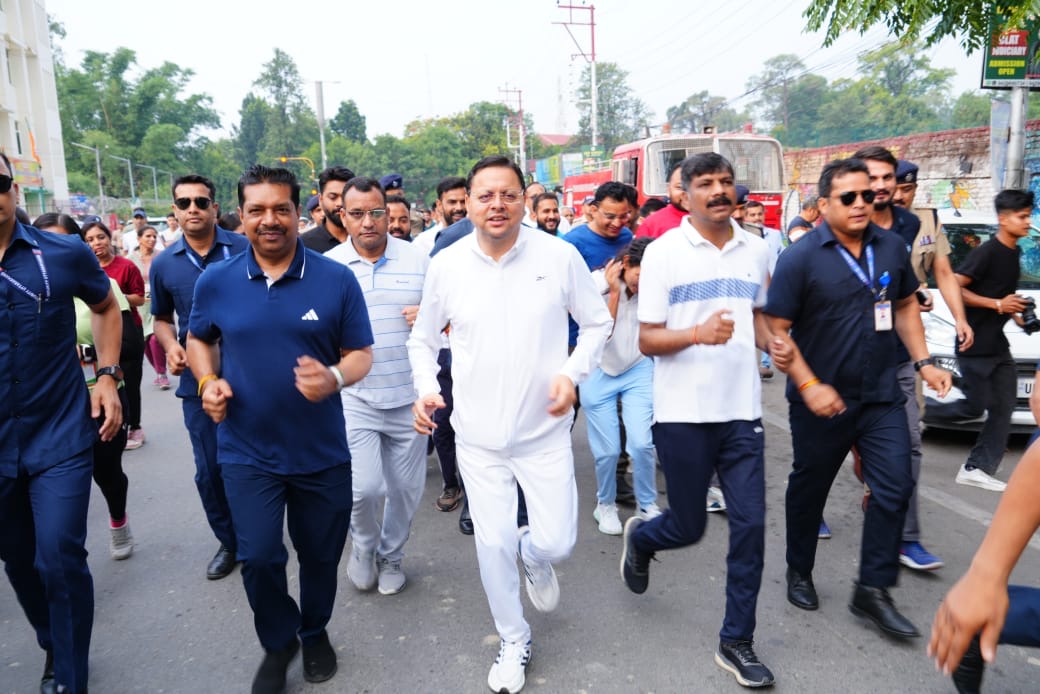 Dehradun: मुख्यमंत्री धामी ने ‘अहिल्या स्मृति मैराथन’ को दिखाई हरी झंडी, स्वयं भी युवाओं संग दौड़े