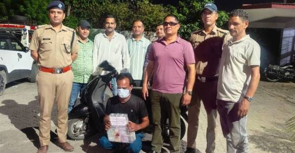Dehradun: 54 लाख की स्मैक के साथ नशा तस्कर गिरफ्तार, बरेली से जुड़ा है तार।