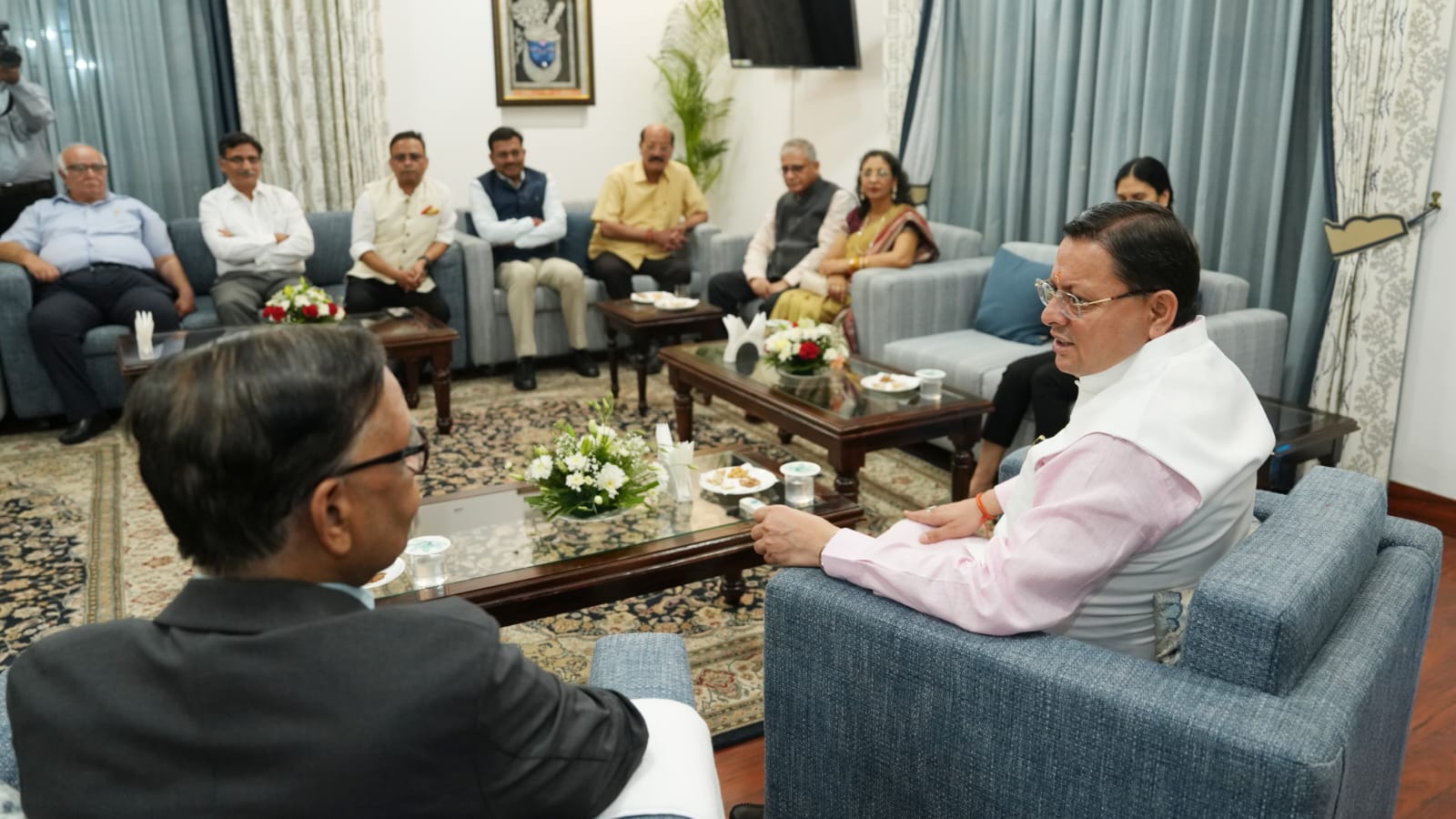 Uttarakhand News: मुख्यमंत्री धामी ने किया 16वें वित्त आयोग का स्वागत, आज सचिवालय में होगी अहम बैठक।