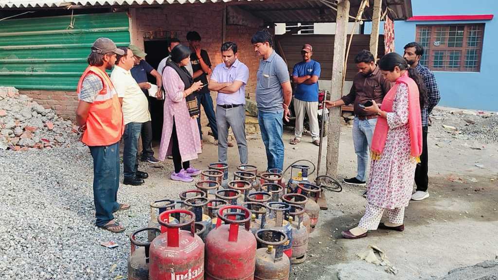 Haldwani: दमुवाढूंगा में अवैध एलपीजी रिफिलिंग केंद्र का भंडाफोड़, बड़ी मात्रा में सिलेंडर जब्त