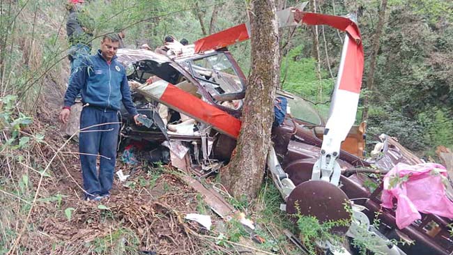 Uttarkashi: उत्तरकाशी में बड़ा हादसा गंगनानी क्षेत्र में हेलीकॉप्टर क्रैश, दो घायल