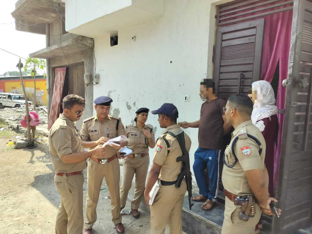Haldwani: हल्द्वानी में पुलिस का बृहद सत्यापन अभियान, बागजाला क्षेत्र में कई दस्तावेज संदिग्ध पाए गए