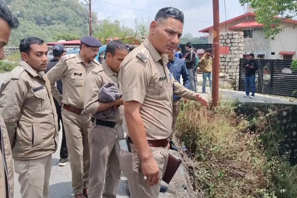 Mussoorie: बेकाबू कार खाई में गिरी, मां-बेटी की हालत गंभीर