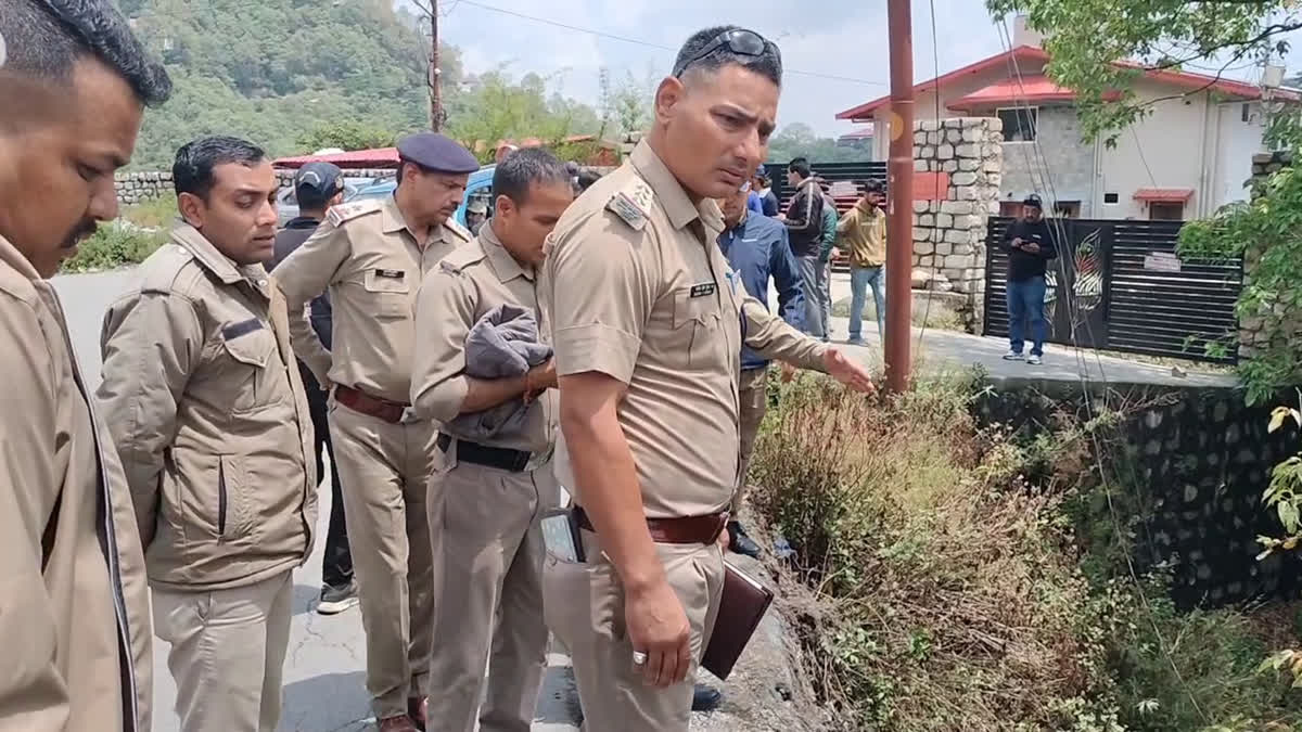 Mussoorie: बेकाबू कार खाई में गिरी, मां-बेटी की हालत गंभीर