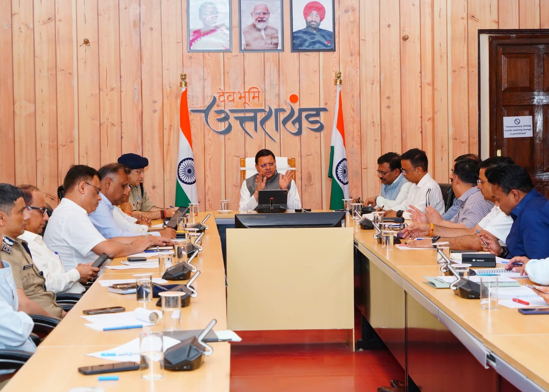 Dehradun: मुख्यमंत्री धामी की उच्चस्तरीय बैठक में प्रदेश की सुरक्षा और आपूर्ति व्यवस्था पर विशेष जोर