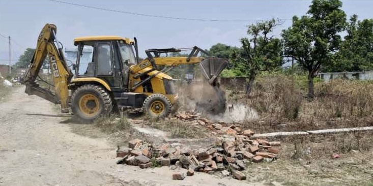 Haldwani: अवैध प्लाटिंग पर चला प्रशासन का बुलडोजर,डेढ़ सौ से अधिक प्लॉट किए ध्वस्त