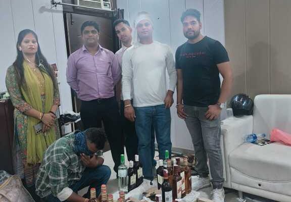 Rishikesh: ऋषिकेश में अवैध विदेशी शराब का भंडाफोड़, 110 बोतलें बरामद