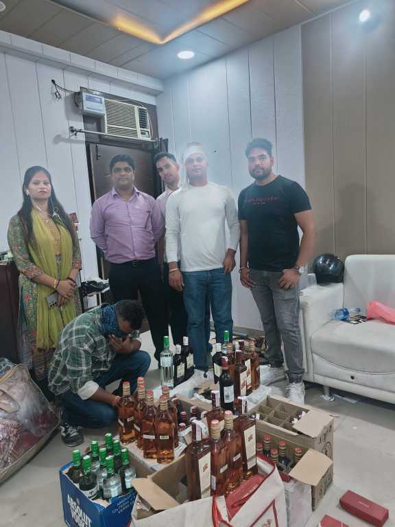Rishikesh: ऋषिकेश में अवैध विदेशी शराब का भंडाफोड़, 110 बोतलें बरामद