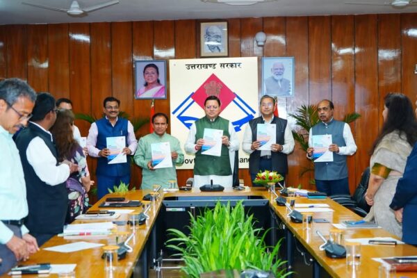 Dehradun: नगर निकायों के सशक्तिकरण पर सेतु आयोग ने मुख्यमंत्री पुष्कर सिंह धामी को सौंपी विश्लेषणात्मक रिपोर्ट