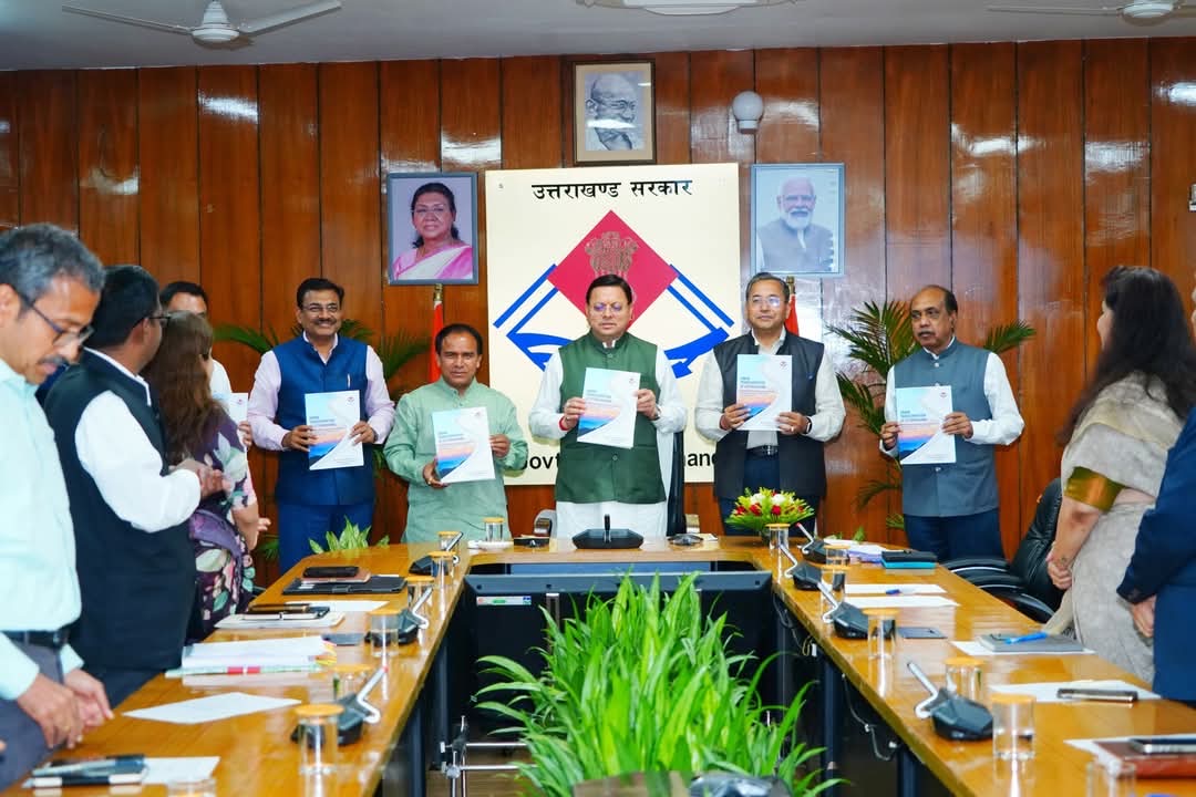 Dehradun: नगर निकायों के सशक्तिकरण पर सेतु आयोग ने मुख्यमंत्री पुष्कर सिंह धामी को सौंपी विश्लेषणात्मक रिपोर्ट