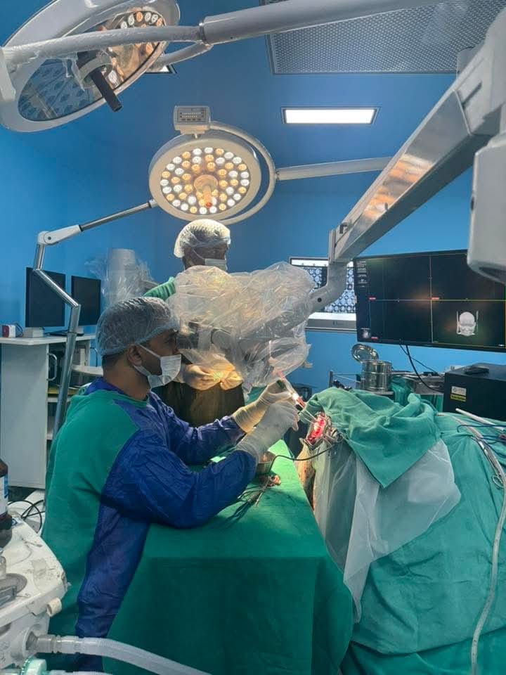 Haldwani: एआई नेविगेशन तकनीक बनी वरदान, डॉ. महेश शर्मा ने सफल ब्रेन ट्यूमर सर्जरी कर मरीज को दी नई जिंदगी