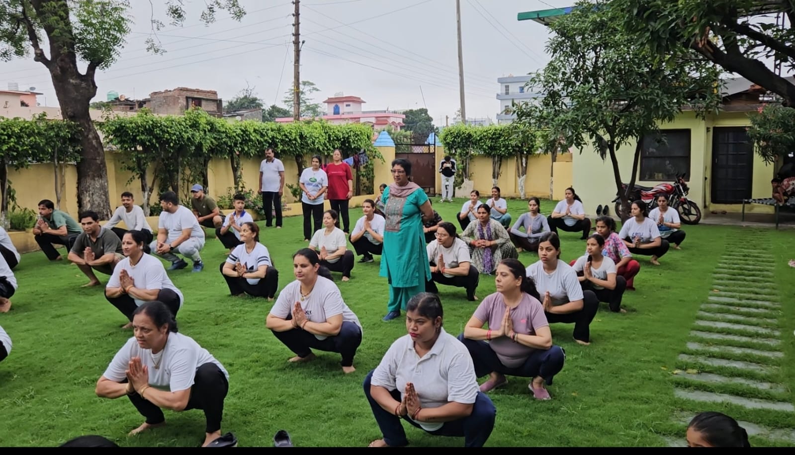 Haldwani: हल्द्वानी में यूथ भारती फाउंडेशन ने योग दिवस पर लगाया योग शिविर, सैकड़ों लोगों ने लिया भाग